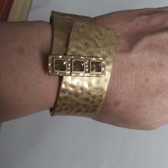 Lia Sophia That’s a Wrap Cuff Bracelet Brutalist vibes Hammered gold tone metal - Picture 12 of 16